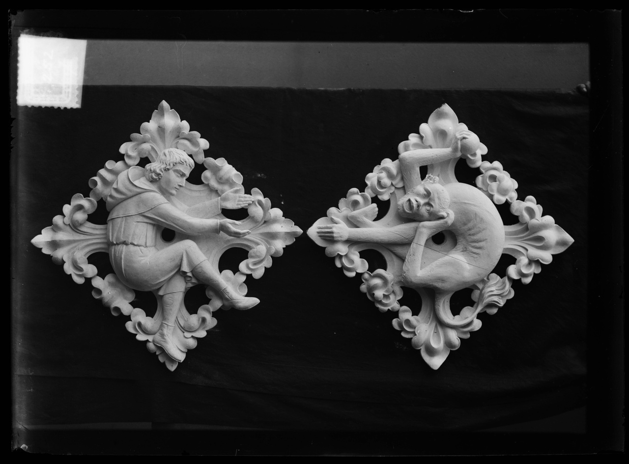 Glasnegatief van foto van producten uit de Cuypers' Kunstwerkplaatsen uit kist met nummer 24: "Twee gipsen muurornamenten: een ridder en een monster".
