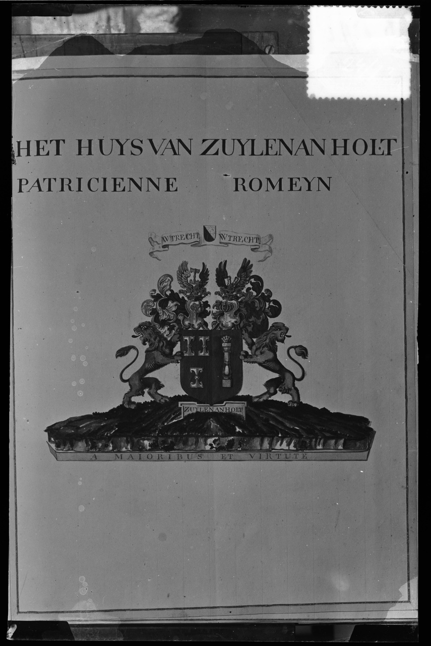Glasnegatief van foto van producten uit de Cuypers' Kunstwerkplaatsen uit kist met nummer 24: "Afbeelding van de omslag van een Boek: "Het huys van Zuylen Anholt, Patricienne Romeyn"".