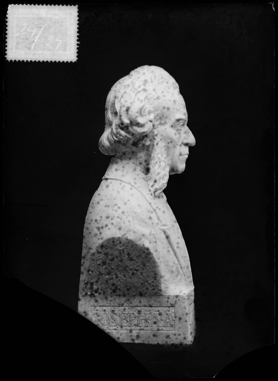 Glasnegatief van foto van producten uit de Cuypers' Kunstwerkplaatsen uit kist met nummer 24: "Borstbeeld van Joseph A.A. Alberdinghk Thijm".