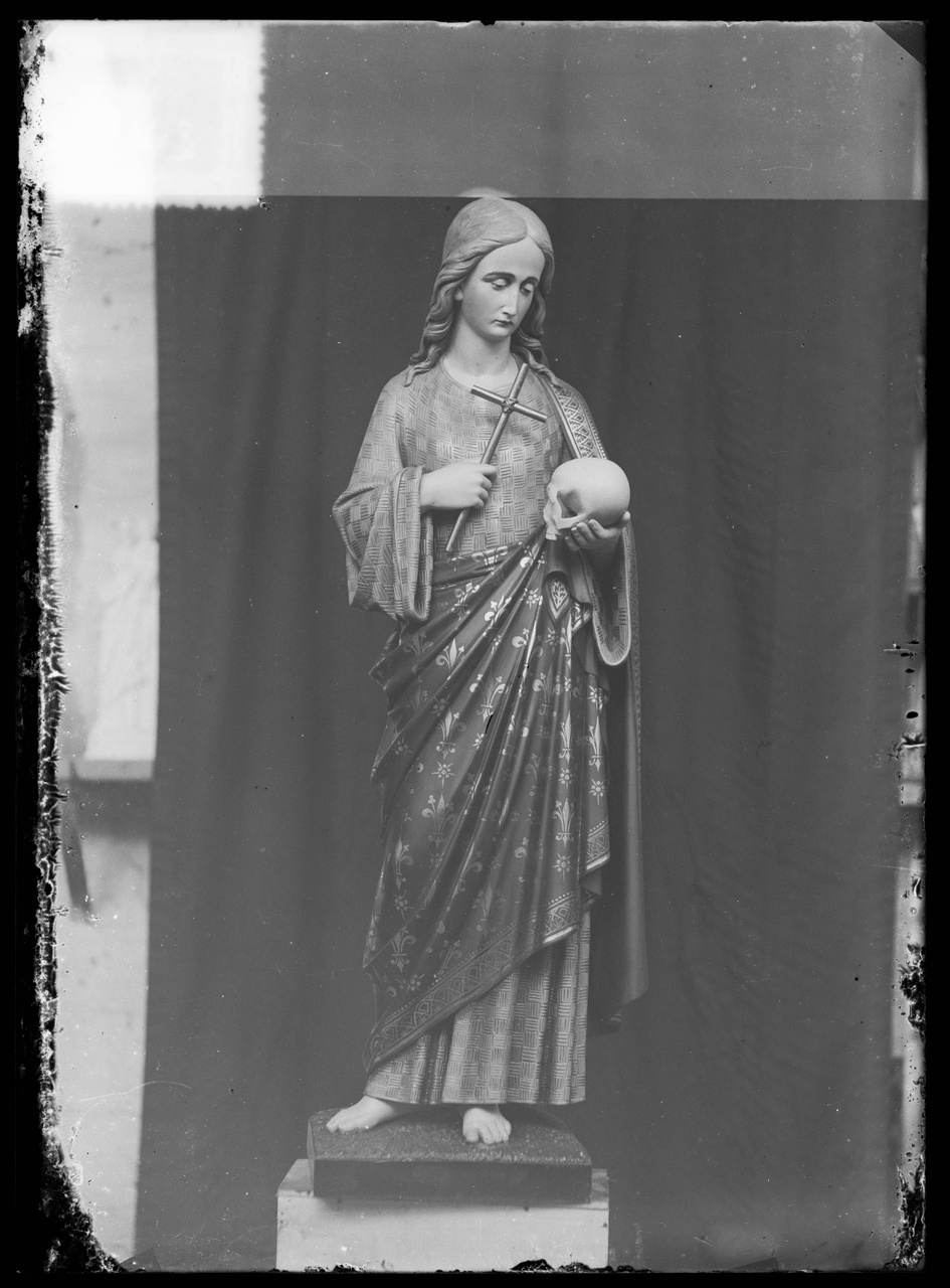 Glasnegatief van foto van producten uit de Cuypers' Kunstwerkplaatsen uit kist met nummer 27: "Heilige Vrouw".