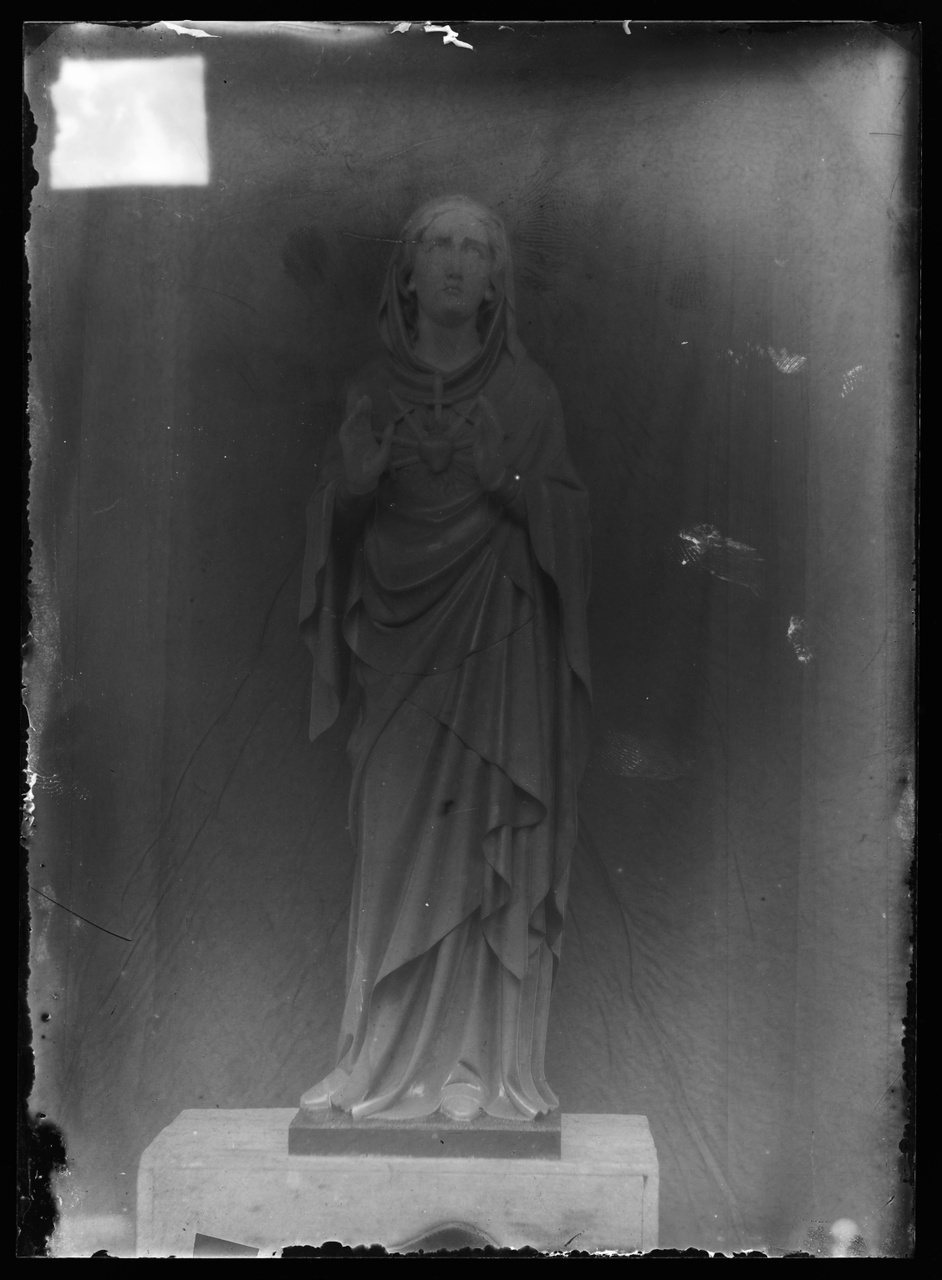 Glasnegatief van foto van producten uit de Cuypers' Kunstwerkplaatsen uit kist met nummer 27: "Onze Lieve Vrouw met Heilig Hart".