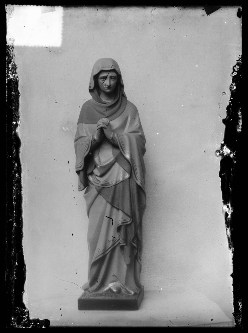 Glasnegatief van foto van producten uit de Cuypers' Kunstwerkplaatsen uit kist met nummer 27: "Heilige Vrouw".