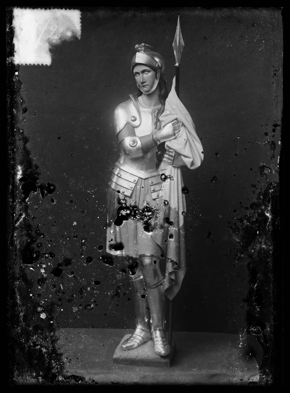 Glasnegatief van foto van producten uit de Cuypers' Kunstwerkplaatsen uit kist met nummer 27: "Jeanne D' Arc".