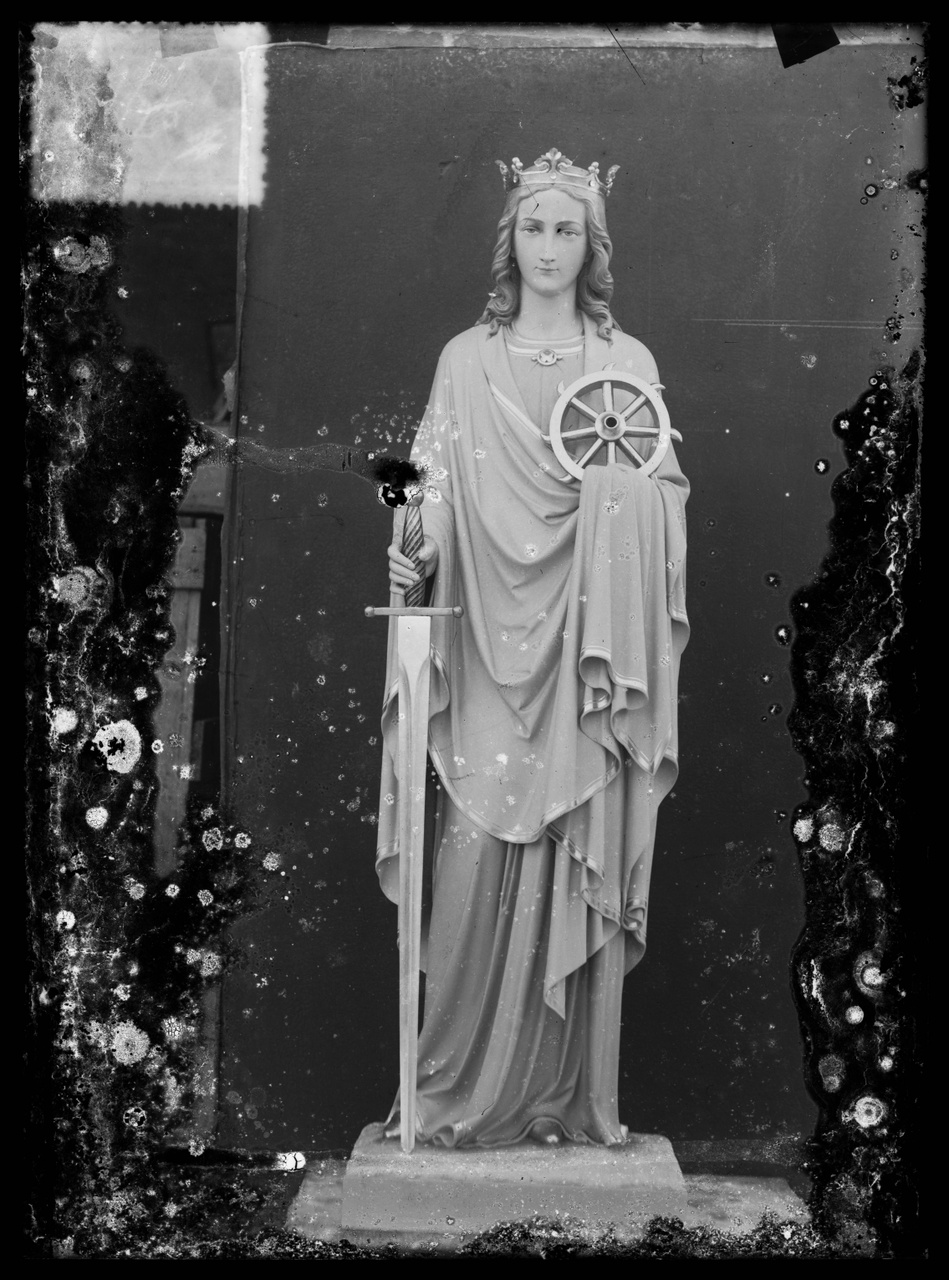 Glasnegatief van foto van producten uit de Cuypers' Kunstwerkplaatsen uit kist met nummer 27: "H. Catharina".