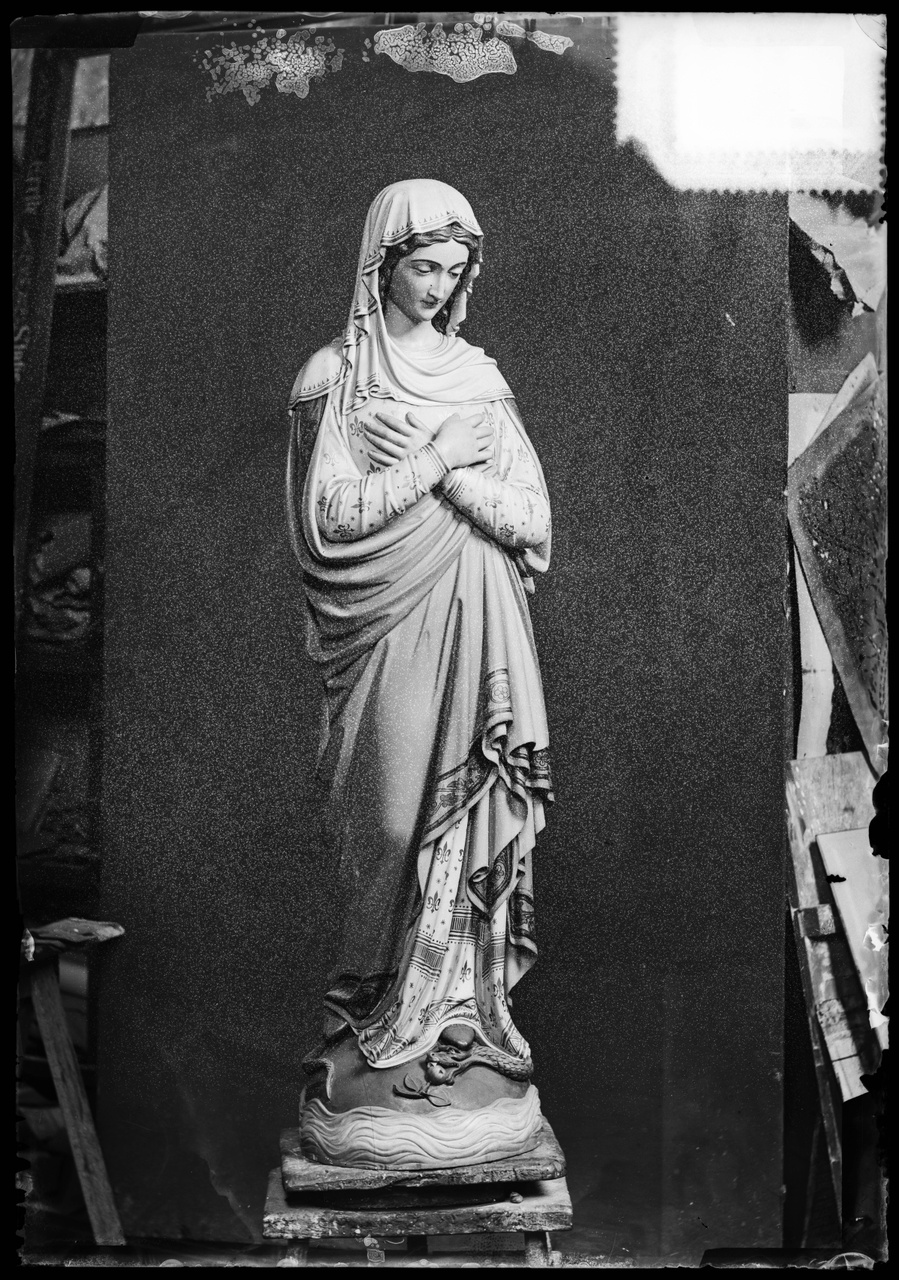 Glasnegatief van foto van producten uit de Cuypers' Kunstwerkplaatsen uit kist met nummer 31: "Onze Lieve Vrouw Onbevlekt Ontvangen".