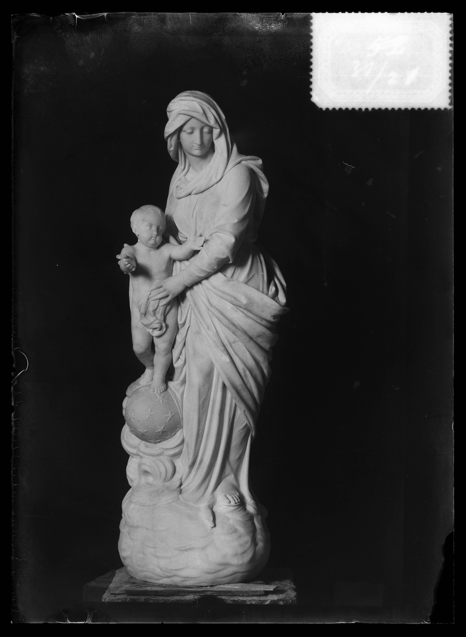 Glasnegatief van foto van producten uit de Cuypers' Kunstwerkplaatsen uit kist met nummer 31: "Onze Lieve Vrouw met kind".
