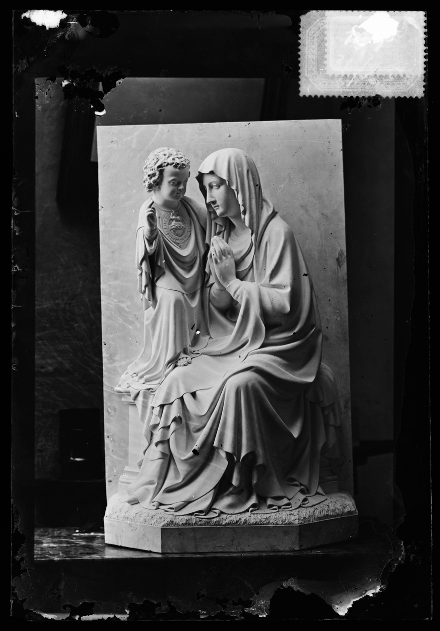 Glasnegatief van foto van producten uit de Cuypers' Kunstwerkplaatsen uit kist met nummer 31: "Onze Lieve Vrouw met kind".