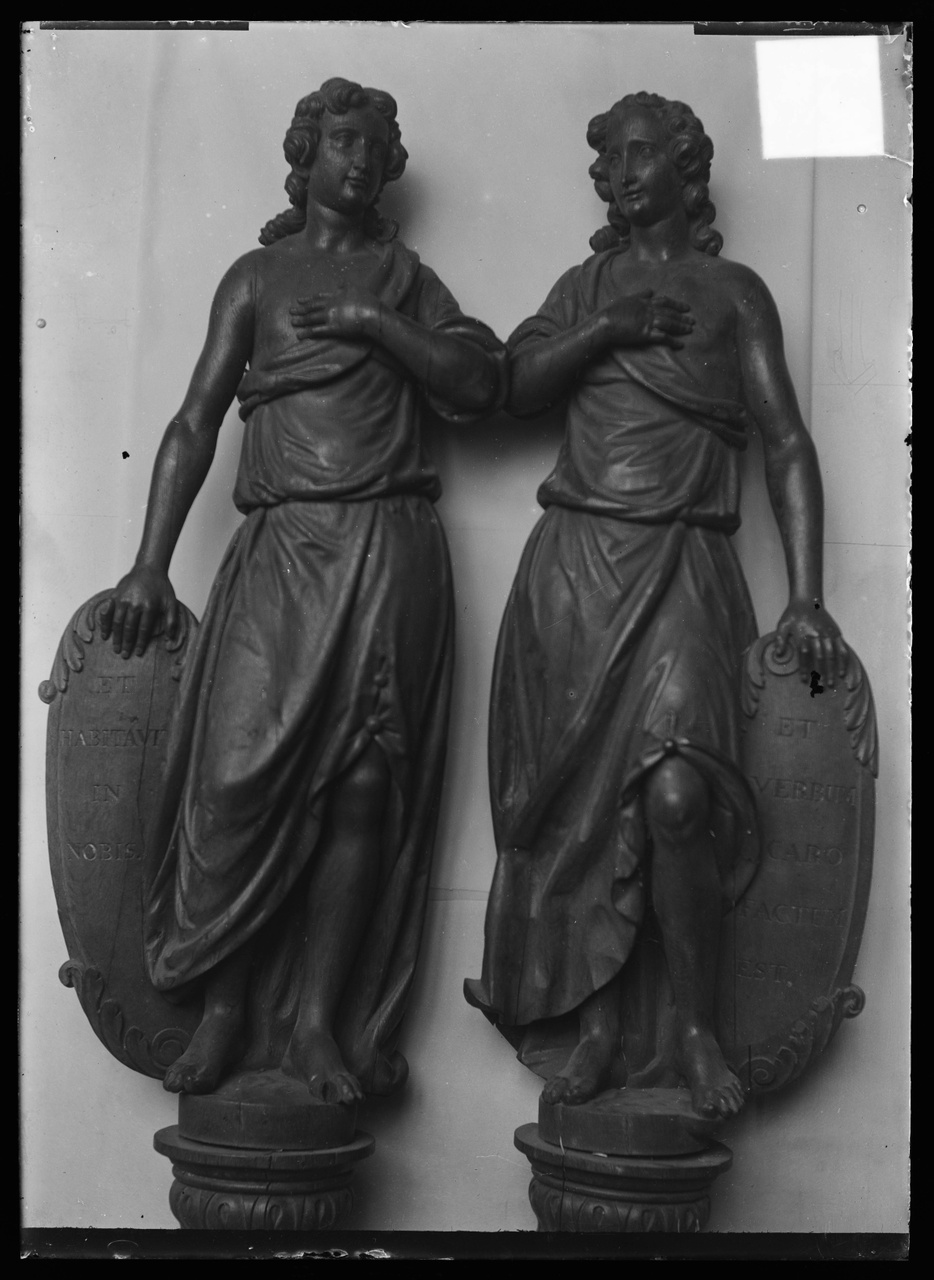 Glasnegatief van foto van producten uit de Cuypers' Kunstwerkplaatsen uit kist met nummer 32: "Twee vrouwenfiguren met schilden".