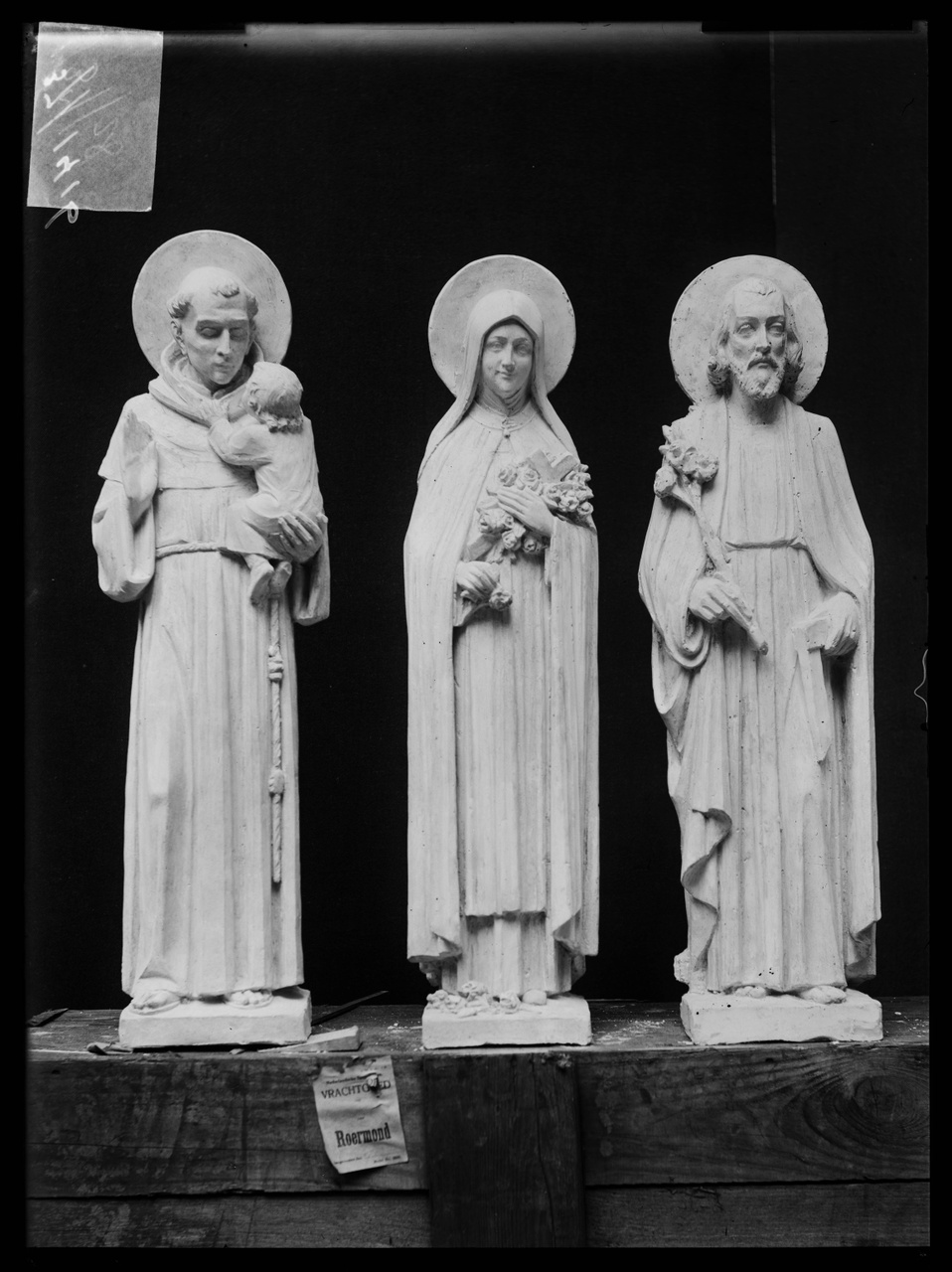 Glasnegatief van foto van producten uit de Cuypers' Kunstwerkplaatsen uit kist met nummer 37: "3 modellen: Sint Antonius, St. Joseph en St. Theresia".
