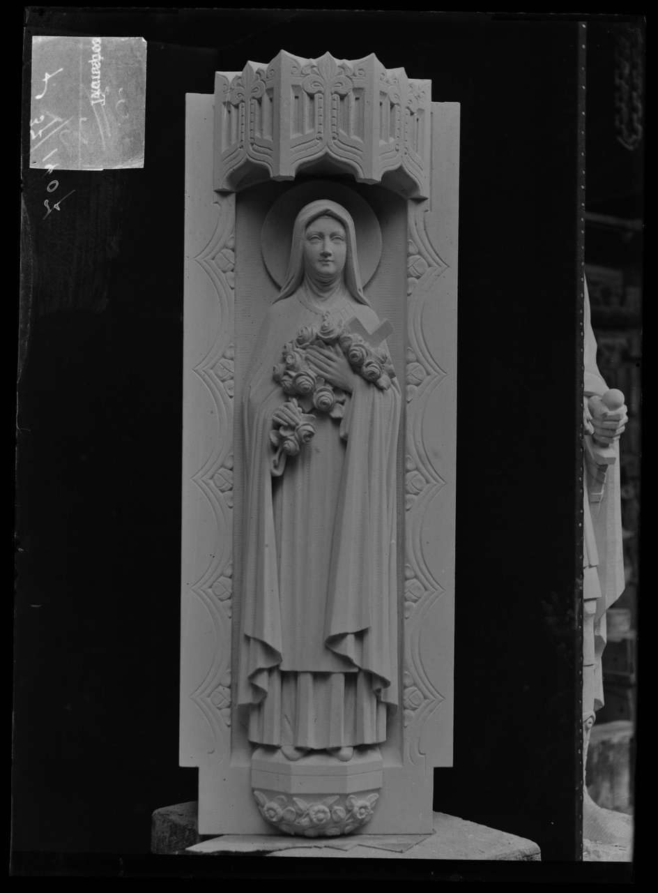 Glasnegatief van foto van producten uit de Cuypers' Kunstwerkplaatsen uit kist met nummer 37: "Stenen beeld Sint Theresia Utrecht".