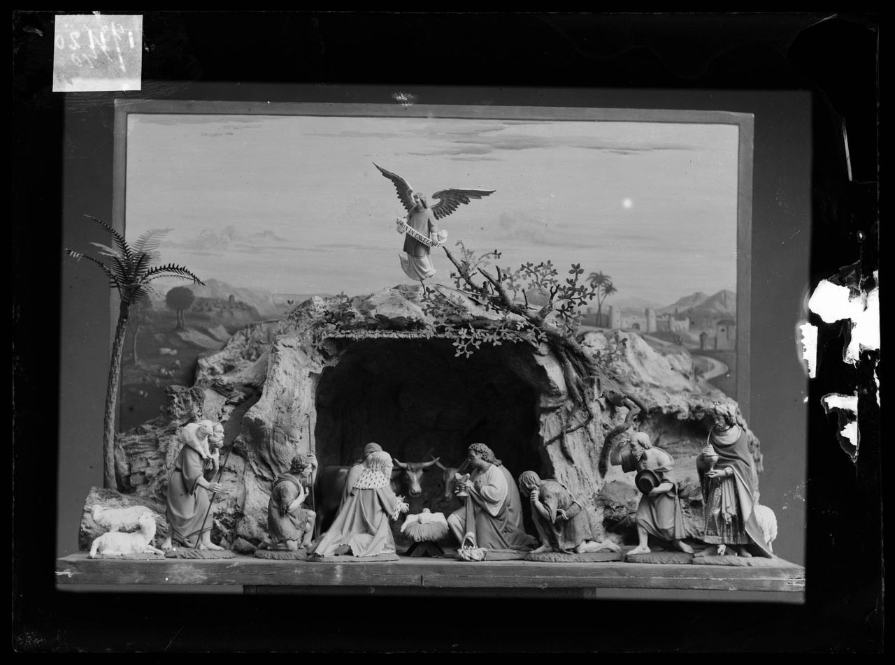 Glasnegatief van foto van producten uit de Cuypers' Kunstwerkplaatsen uit kist met nummer 43: "Kerstkribbe".