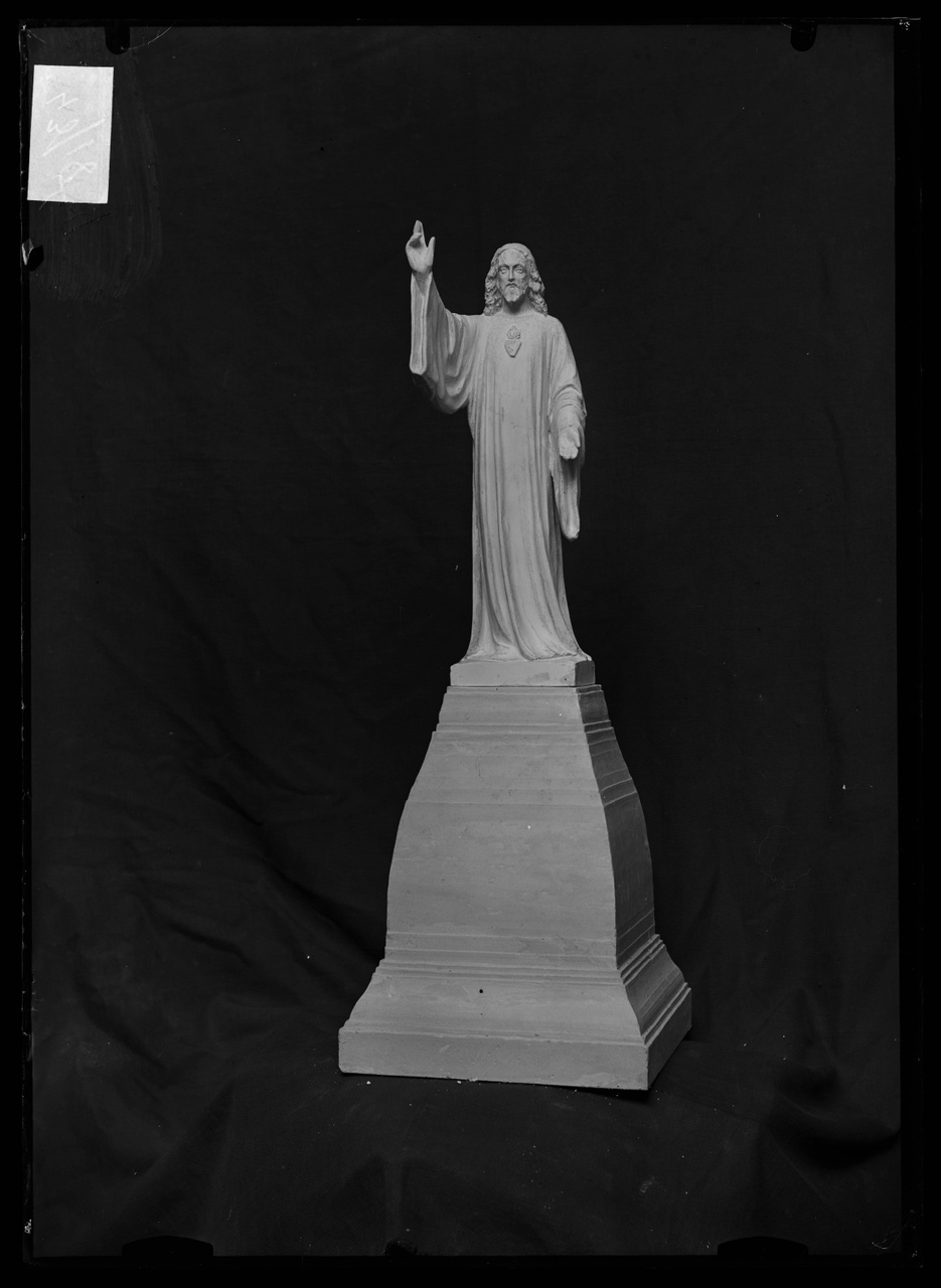Glasnegatief van foto van producten uit de Cuypers' Kunstwerkplaatsen uit kist met nummer 43: "Heilig Hart monument".