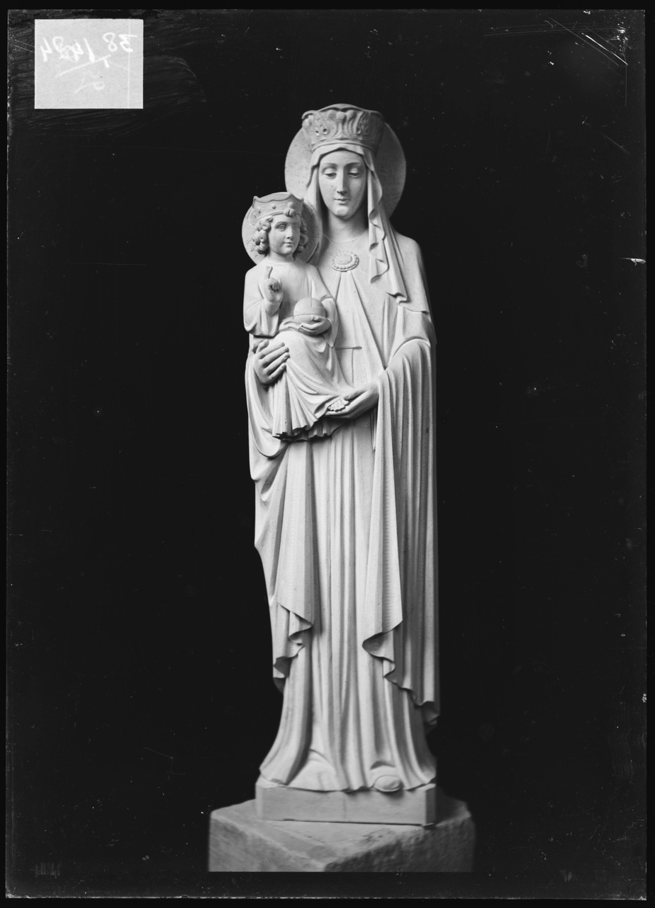 Glasnegatief van foto van producten uit de Cuypers' Kunstwerkplaatsen: "Foto van beeld Maria met kind".