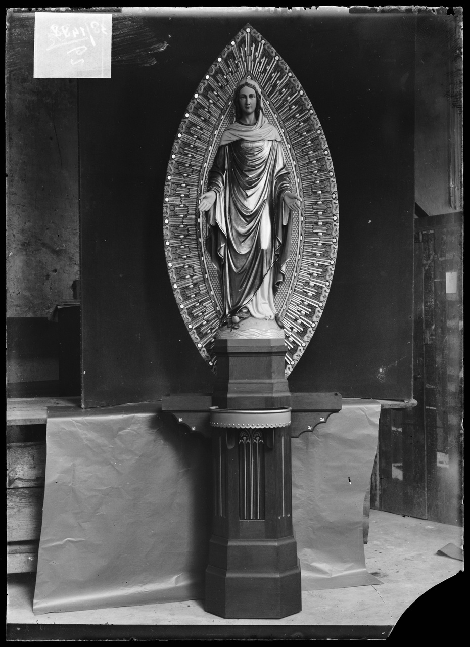 Glasnegatief van foto van producten uit de Cuypers' Kunstwerkplaatsen: "Beeld van Maria met stralenkrans".