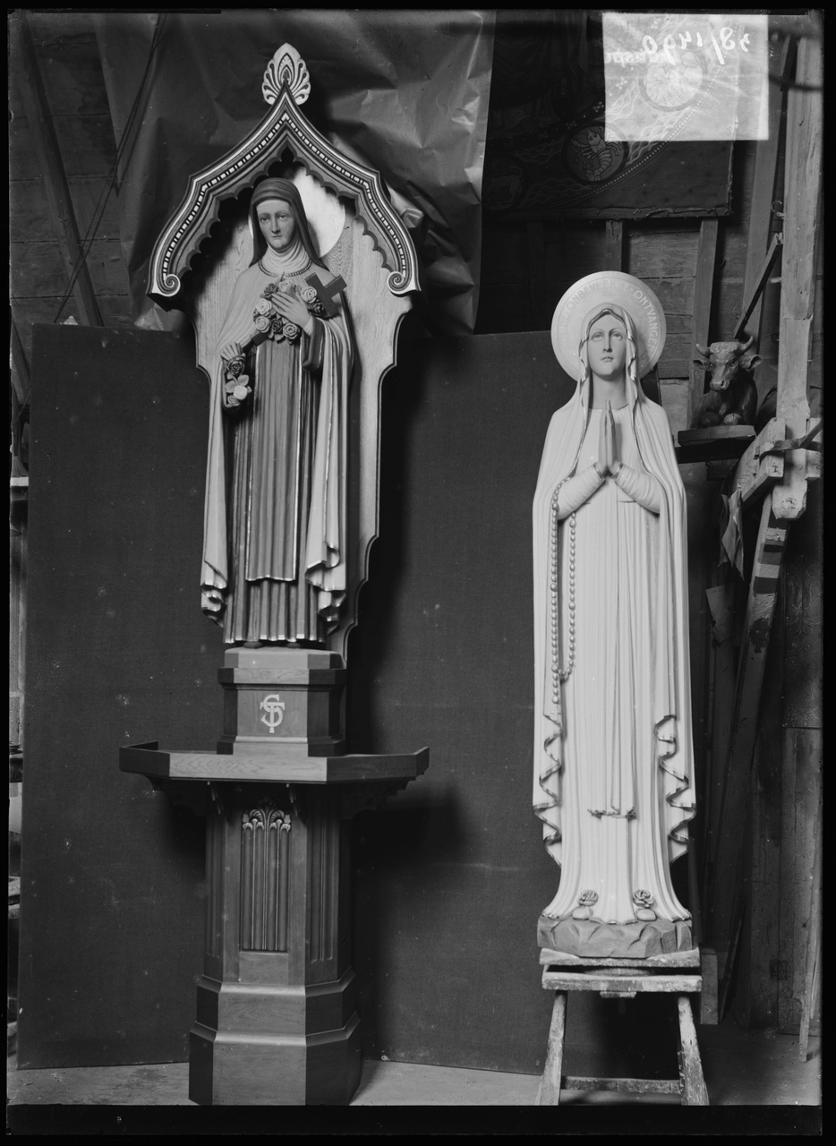 Glasnegatief van foto van producten uit de Cuypers' Kunstwerkplaatsen: "Twee Mariabeelden".