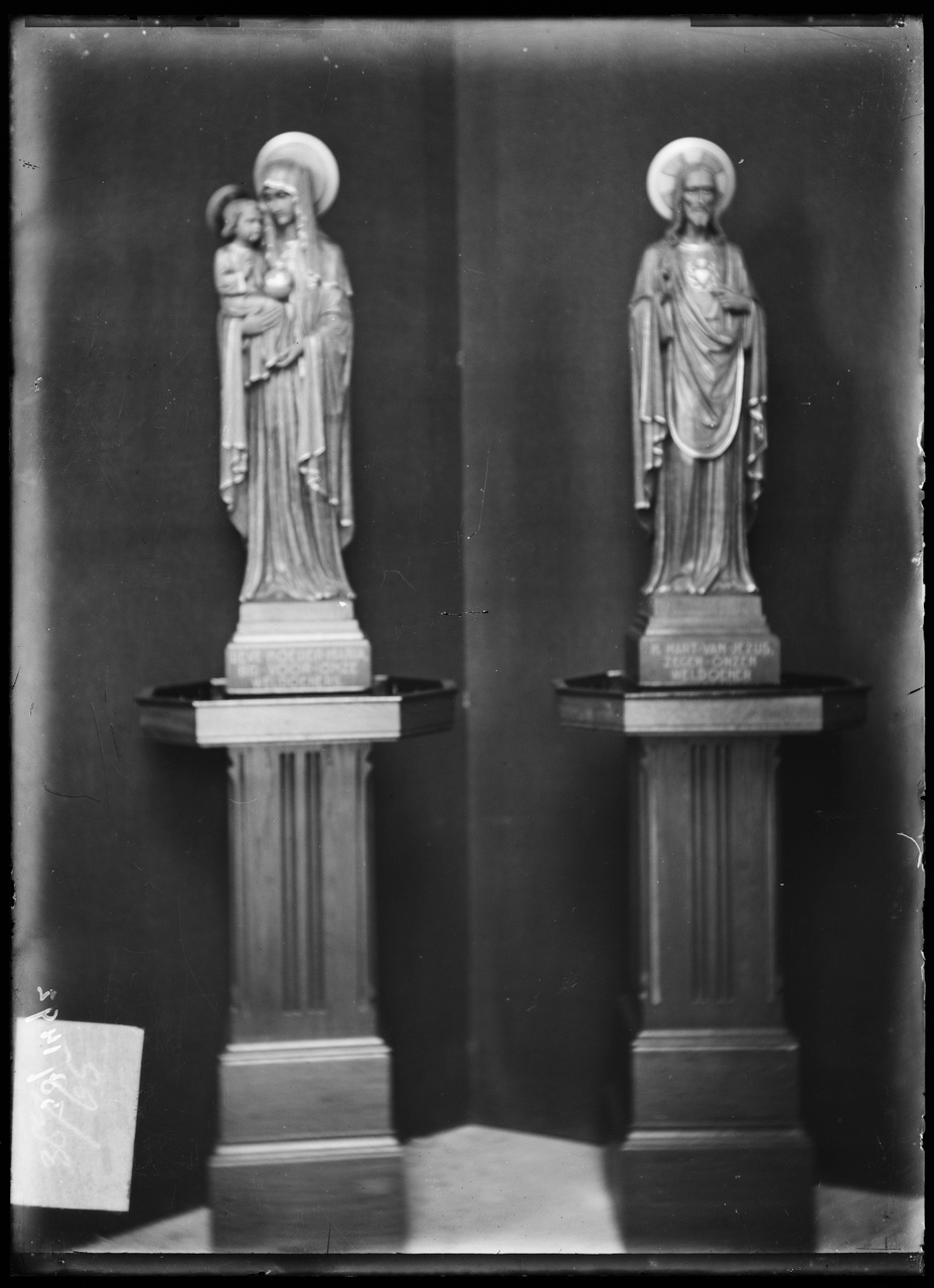 Glasnegatief van foto van producten uit de Cuypers' Kunstwerkplaatsen: "Foto van een beeld van Maria met Kind en van een H. Hartbeeld".