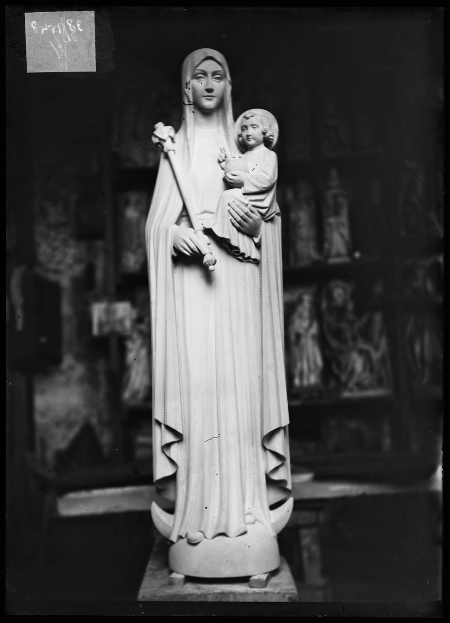 Glasnegatief van foto van producten uit de Cuypers' Kunstwerkplaatsen: "Maria met scepter en kind".