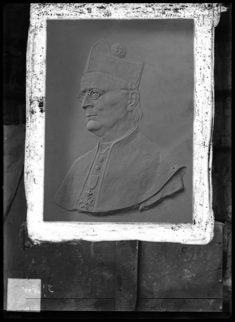 Glasnegatief van foto van producten uit de Cuypers' Kunstwerkplaatsen: "Reliëf van een kardinaal".