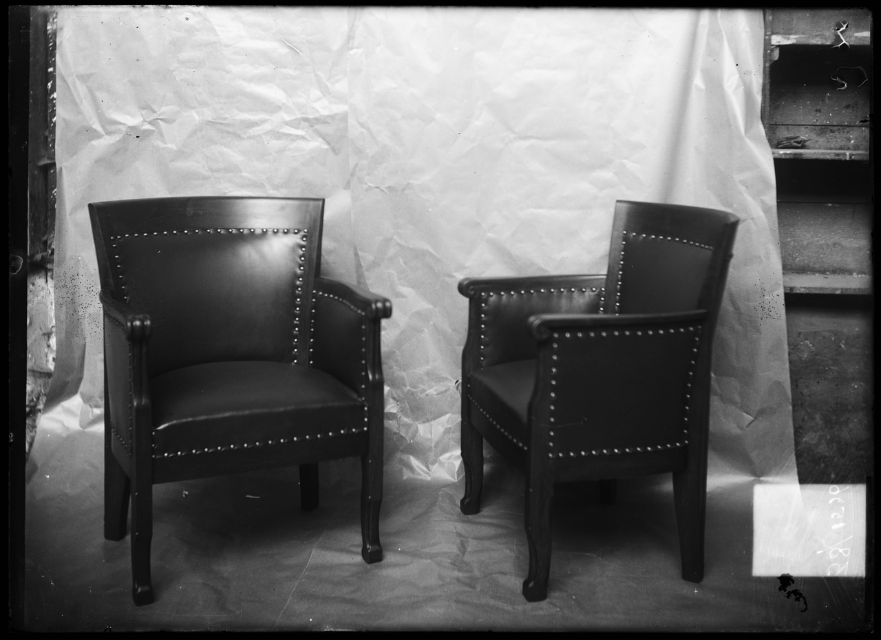 Glasnegatief van foto van producten uit de Cuypers' Kunstwerkplaatsen: "Twee lederen fauteuils".