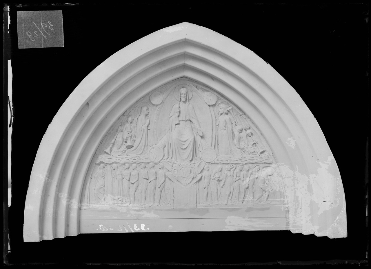 Glasnegatief van foto van producten uit de Cuypers' Kunstwerkplaatsen: "Tympaan met Christus als centrale figuur".