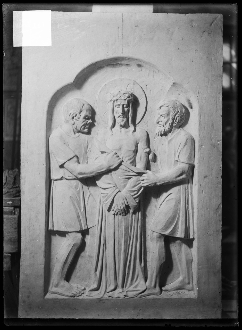 Glasnegatief van foto van producten uit de Cuypers' Kunstwerkplaatsen: "Christus wordt van zijn kleren ontdaan".