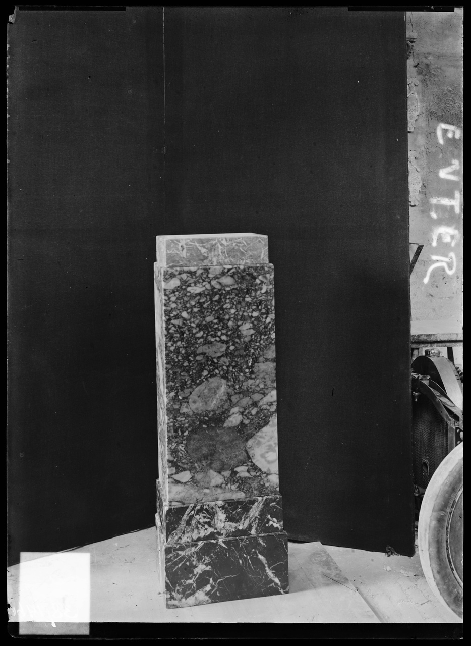 Glasnegatief van foto van producten uit de Cuypers' Kunstwerkplaatsen: "Stuk marmer".