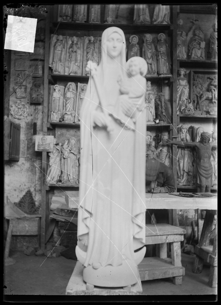 Glasnegatief van foto van producten uit de Cuypers' Kunstwerkplaatsen: "Maria met kind".