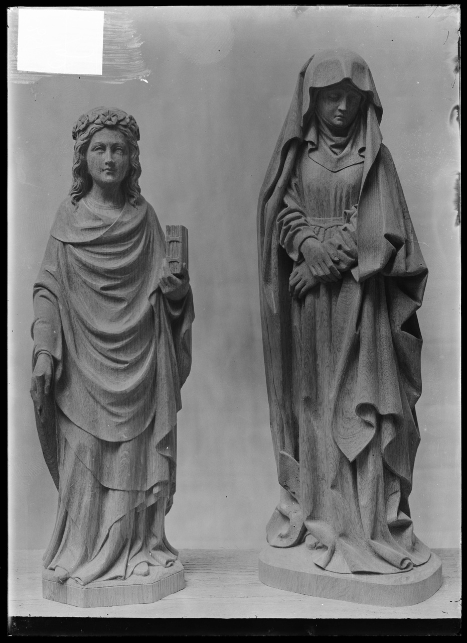 Glasnegatief van foto van producten uit de Cuypers' Kunstwerkplaatsen: "Twee beeldjes van vrouwelijke heiligen".