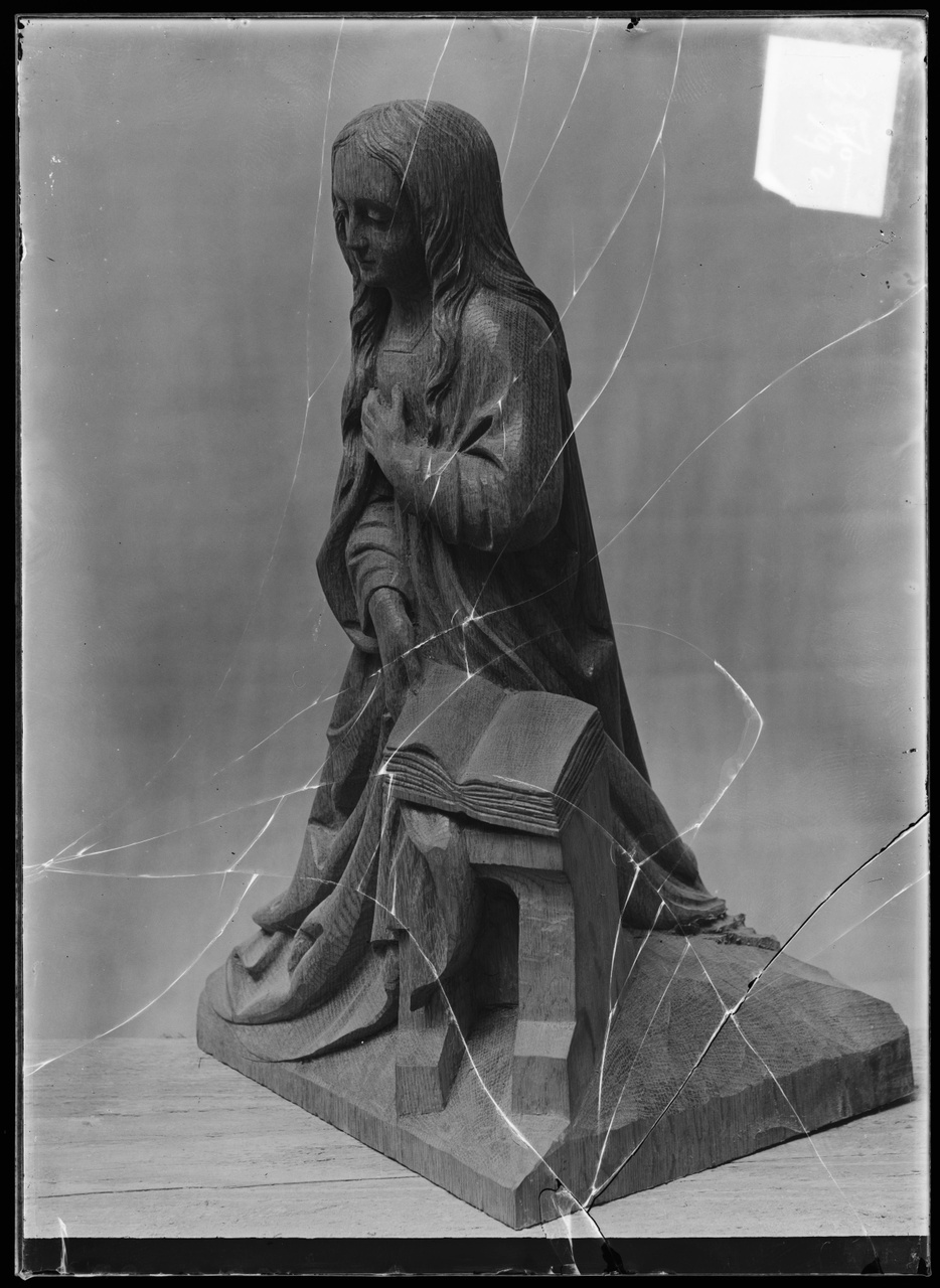 Glasnegatief van foto van producten uit de Cuypers' Kunstwerkplaatsen: "Foto van beeld van vrouwelijke heilige met boek".