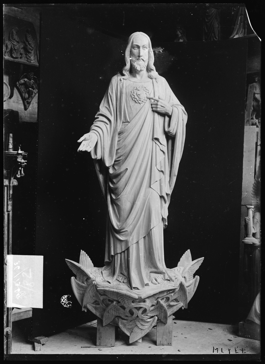Glasnegatief van foto van producten uit de Cuypers' Kunstwerkplaatsen: "H. Hartbeeld staande op een ornament".