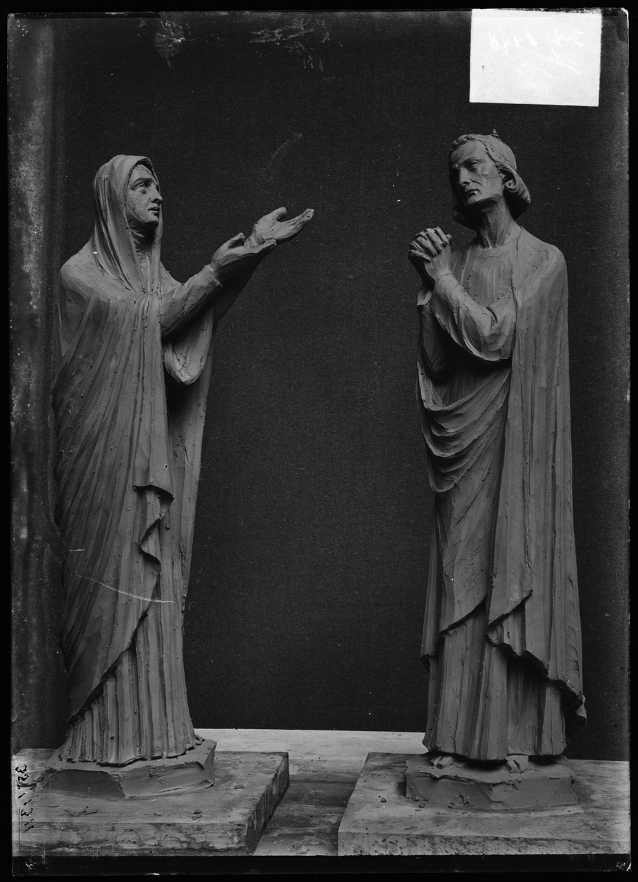 Glasnegatief van foto van producten uit de Cuypers' Kunstwerkplaatsen: "Foto het beeld van een mannelijke en van een vrouwelijke heilige".