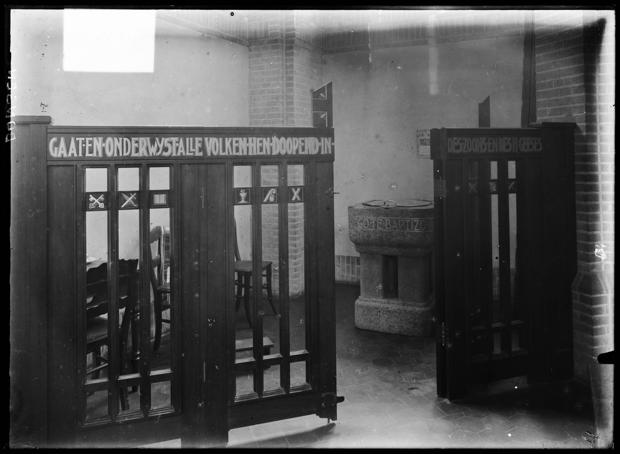 Glasnegatief van foto van producten uit de Cuypers' Kunstwerkplaatsen: "Foto van een doopruimte (baptisterium) te Dongen".