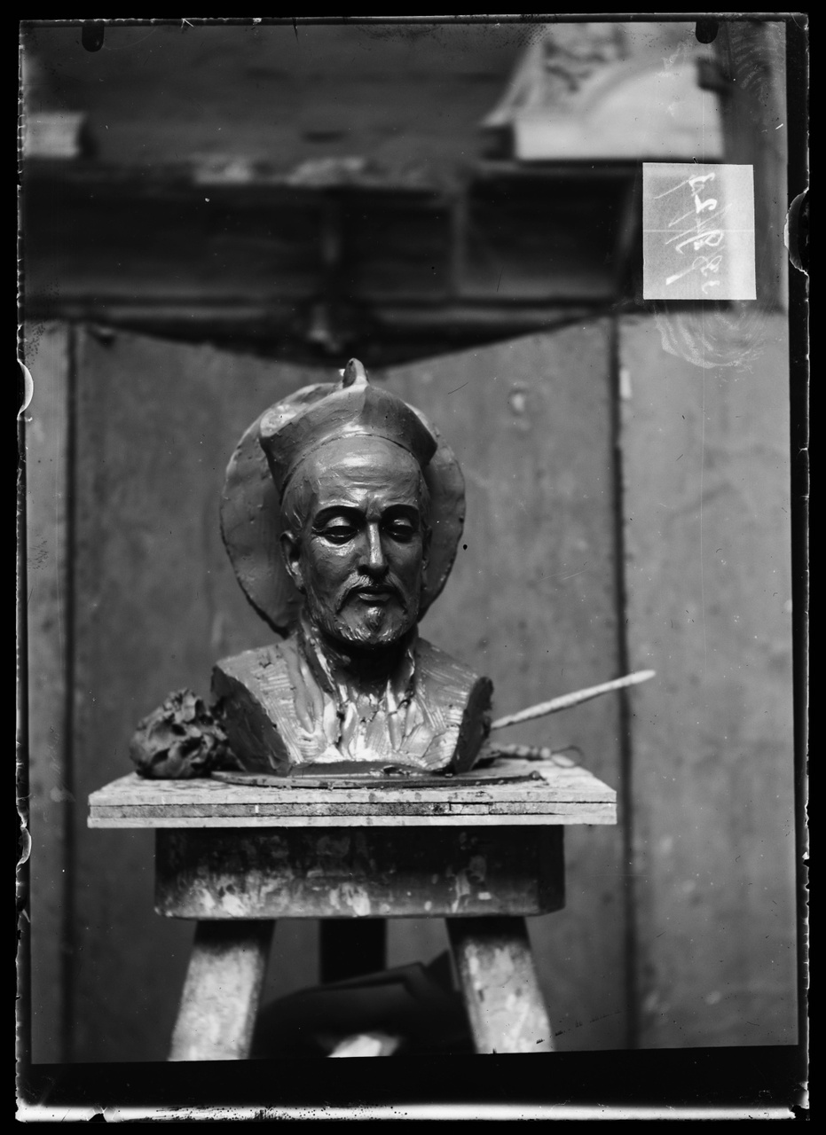 Glasnegatief van foto van producten uit de Cuypers' Kunstwerkplaatsen: "Foto van een borstbeeld van een heilige priester".
