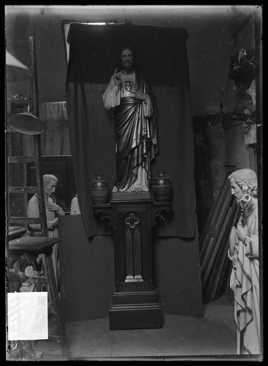 Glasnegatief van foto van producten uit de Cuypers' Kunstwerkplaatsen: "Foto van een Heilig Hartbeeld op een zuiltje".