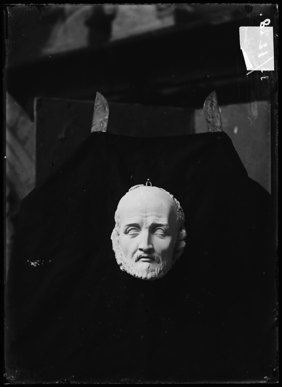Glasnegatief van foto van producten uit de Cuypers' Kunstwerkplaatsen: "Foto van een dodenmasker".