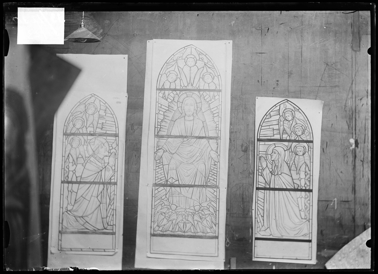 Glasnegatief van foto van producten uit de Cuypers' Kunstwerkplaatsen: "Foto van drie ontwerptekeningen voor glas-in-loodramen voor de kapel van het Groot Seminarie te Hoeven (N.B.)".