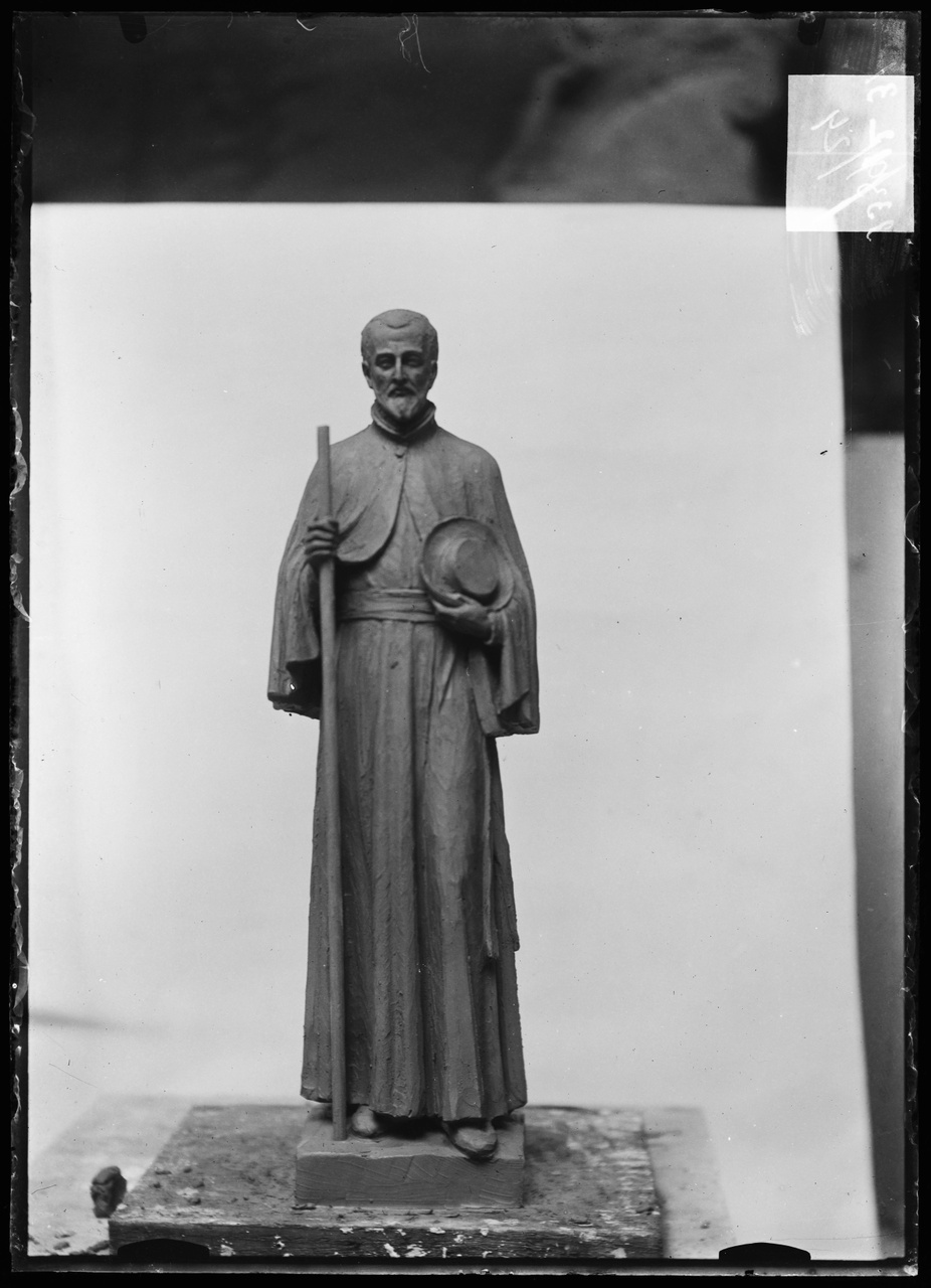 Glasnegatief van foto van producten uit de Cuypers' Kunstwerkplaatsen: "Foto van een beeld van een priester of kardinaal met hoed en staf".