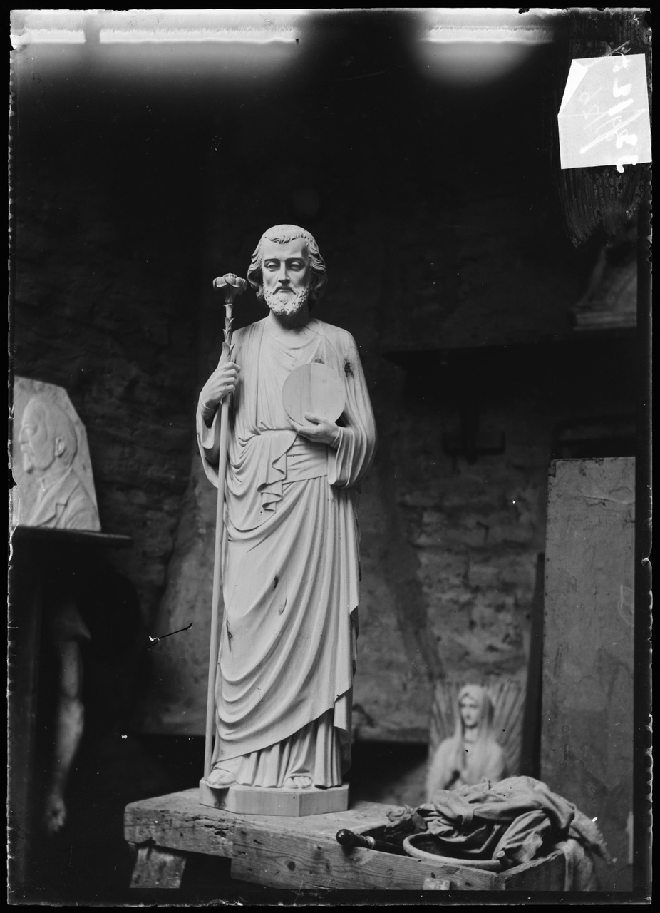 Glasnegatief van foto van producten uit de Cuypers' Kunstwerkplaatsen: "Foto van een beeld van een heilige met staf met bloem in zijn hand".