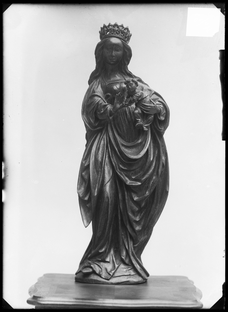 Glasnegatief van foto van producten uit de Cuypers' Kunstwerkplaatsen: "Foto van een Mariabeeld met Kind".
