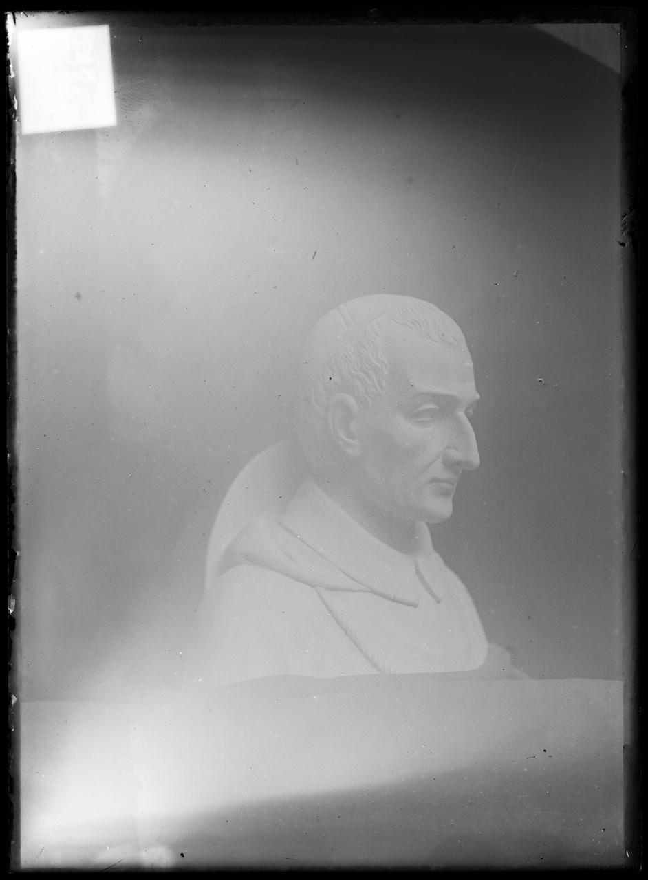 Glasnegatief van foto van producten uit de Cuypers' Kunstwerkplaatsen: "Foto van een borstbeeld van een man, mogelijk een paus".