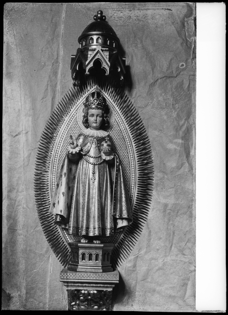 Glasnegatief van foto van producten uit de Cuypers' Kunstwerkplaatsen: "Foto van een beeld van het Christuskind met wereldbol".