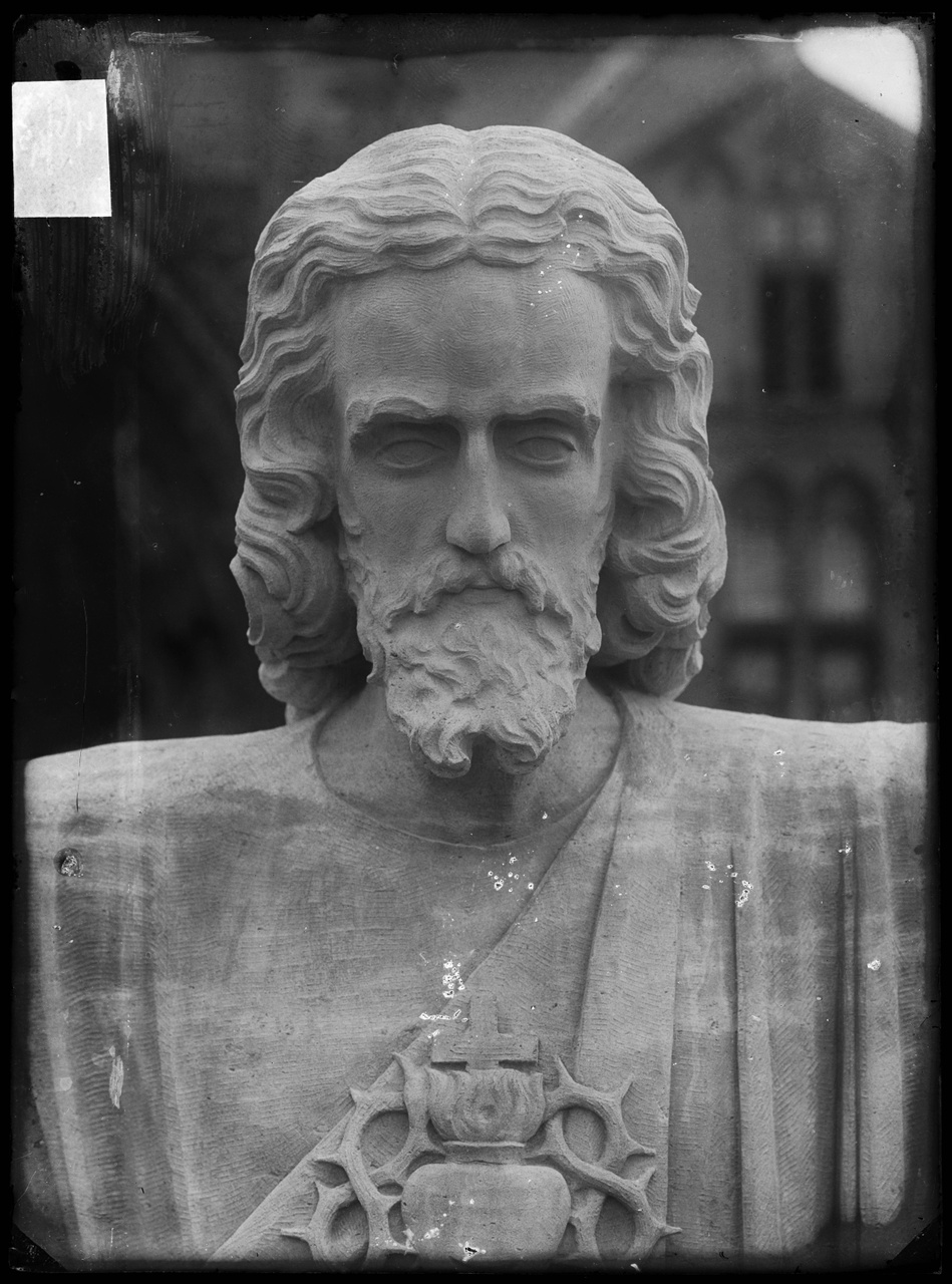 Glasnegatief van foto van producten uit de Cuypers' Kunstwerkplaatsen: "Foto van een beeld van et hoofd van Christus met gedeeltelijk H. Hart".