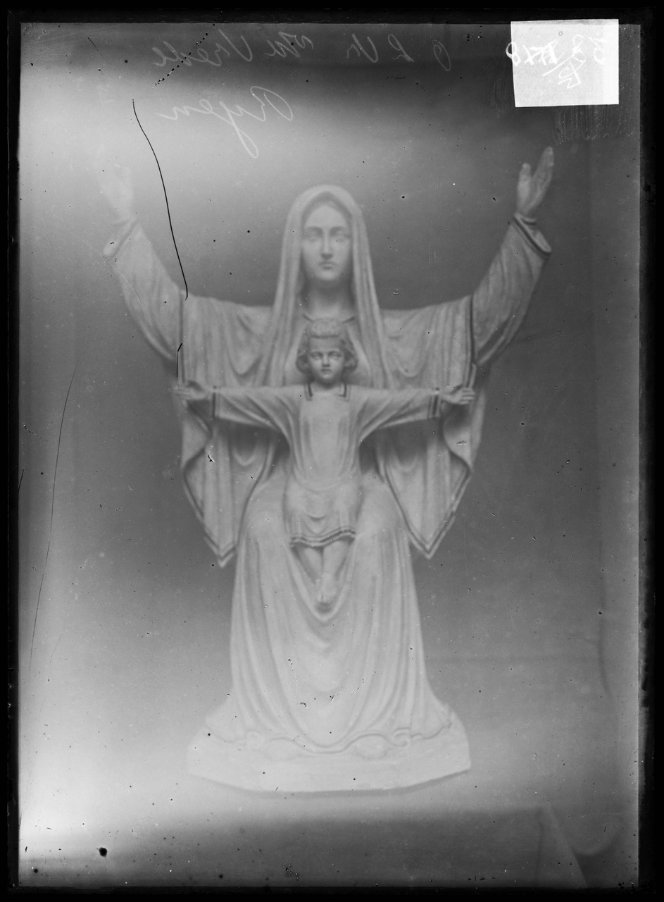 Glasnegatief van foto van producten uit de Cuypers' Kunstwerkplaatsen: "Foto van een beeld van Maria met kind, Onze Lieve Vrouw van de Vrede, Rijen".