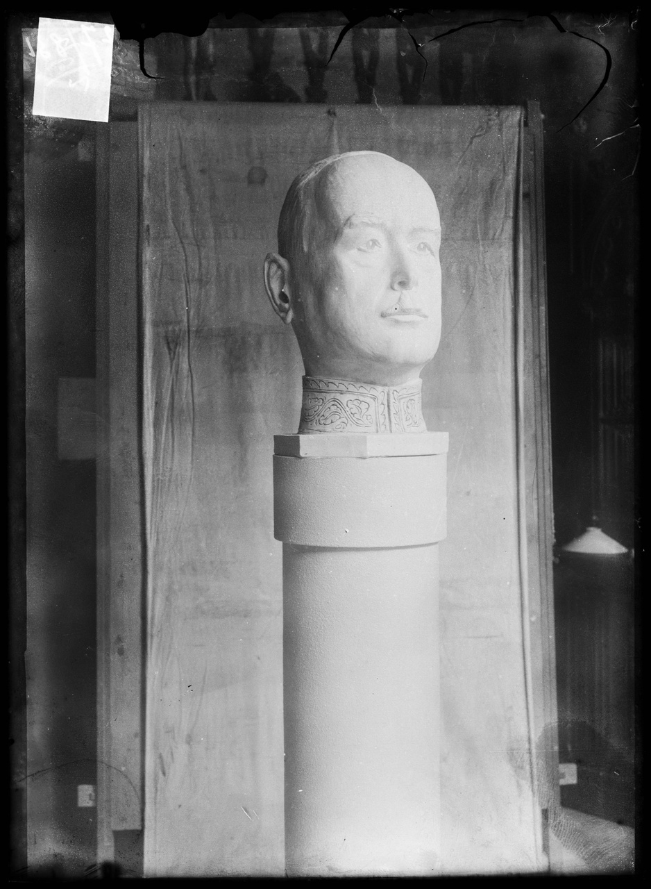 Glasnegatief van foto van producten uit de Cuypers' Kunstwerkplaatsen: "Foto van een beeld van het hoofd van een man".