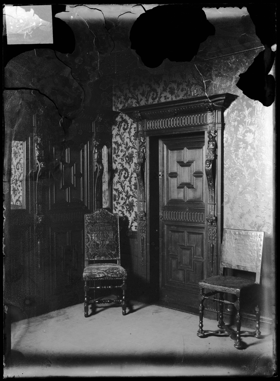 Glasnegatief van foto van producten uit de Cuypers' Kunstwerkplaatsen: "Foto van een huiskamerinterieur met twee stoelen".