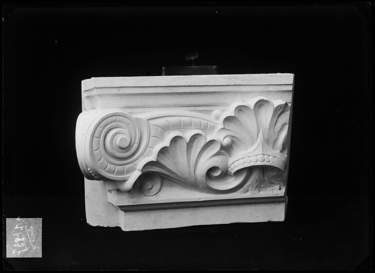 Glasnegatief van foto van producten uit de Cuypers' Kunstwerkplaatsen: "Foto van een gedeelte van een ornament (reliëf) ".