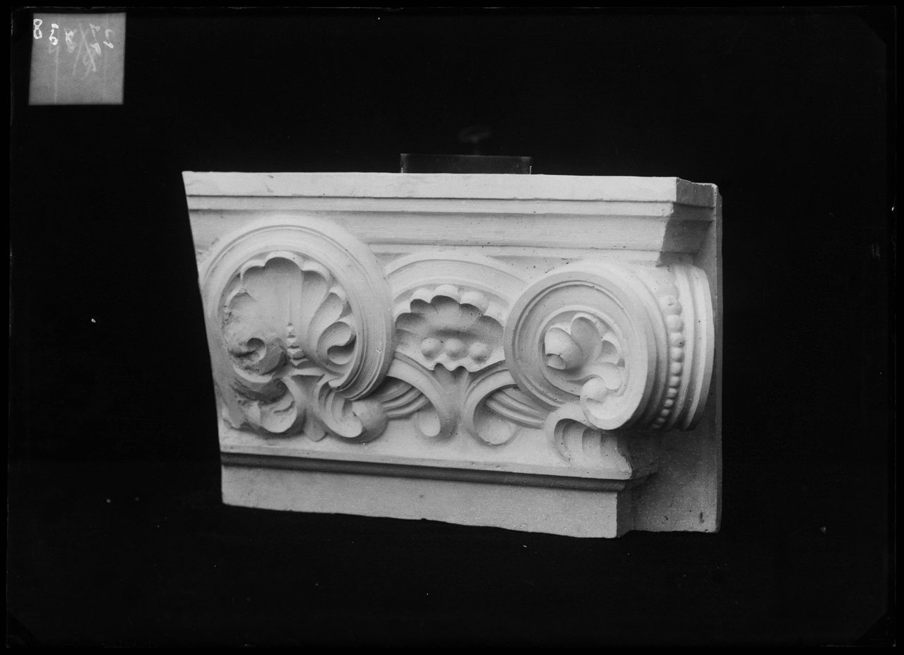 Glasnegatief van foto van producten uit de Cuypers' Kunstwerkplaatsen: "Foto van een gedeelte van een ornament (reliëf0".