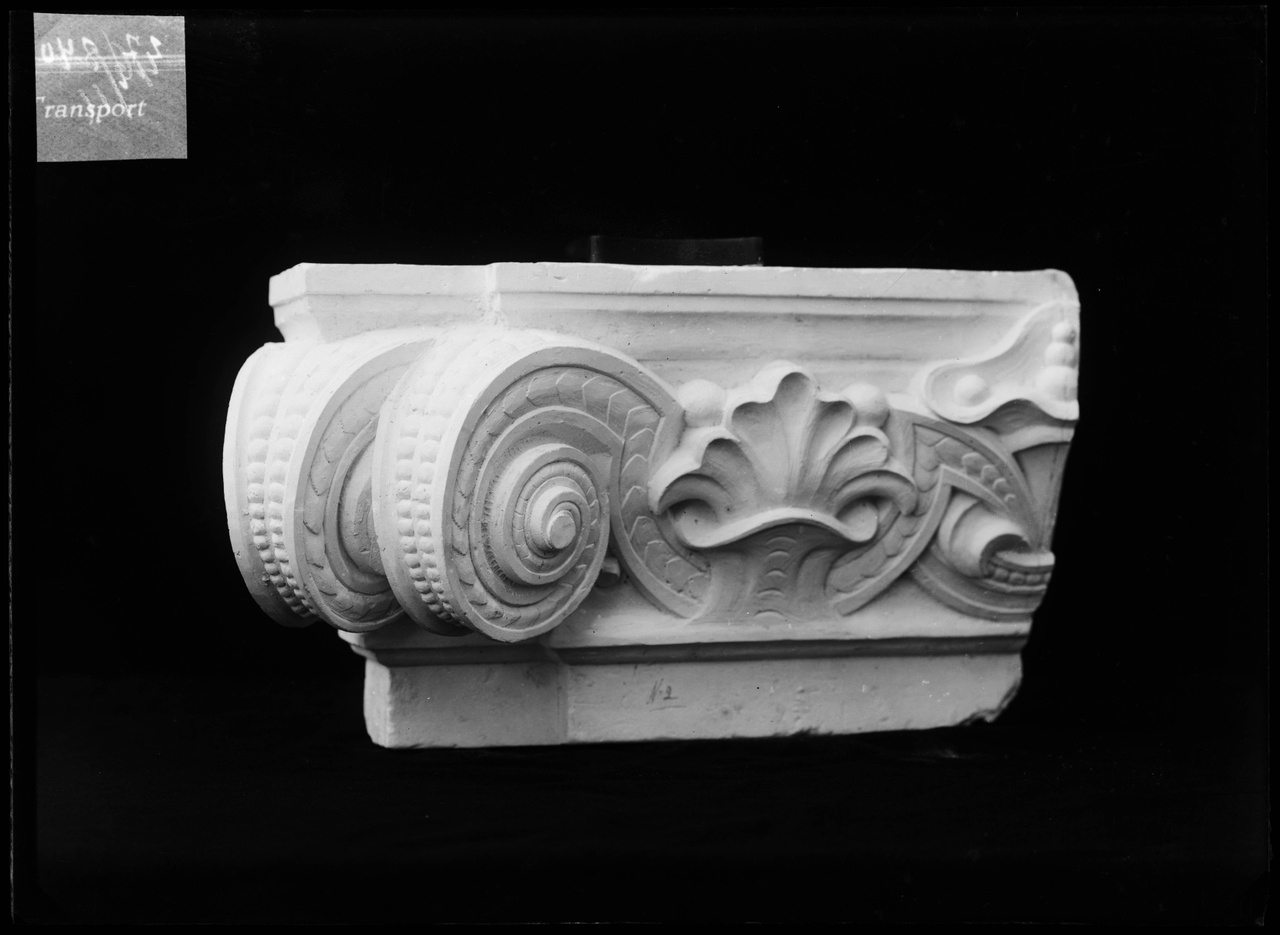 Glasnegatief van foto van producten uit de Cuypers' Kunstwerkplaatsen: "Foto van een gedeelte van een ornament (reliëf)".
