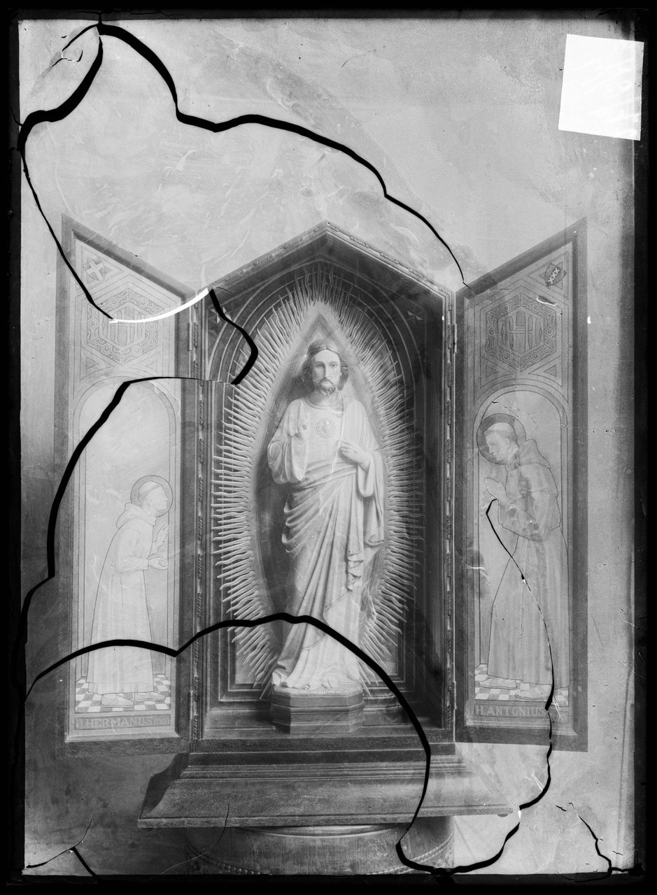 Glasnegatief van foto van producten uit de Cuypers' Kunstwerkplaatsen: "Foto van een triptiek met ee H. Hartbeeld in een nis met twee mannelijke heiligen op de zijpanelen".