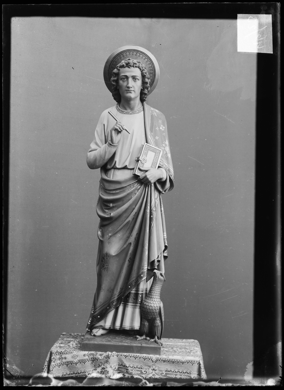 Glasnegatief van foto van producten uit de Cuypers' Kunstwerkplaatsen: "Foto van een beeld van een mannelijke heilige".